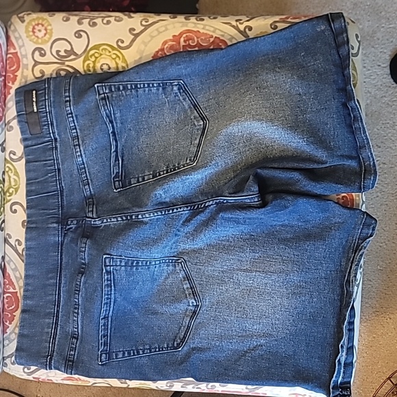 DKNY pull on jean shorts - Picture 2 of 4